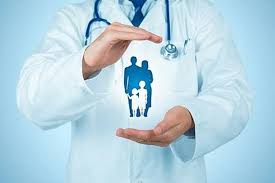 Лікар ніби тримає на долонях фігурки сім'ї