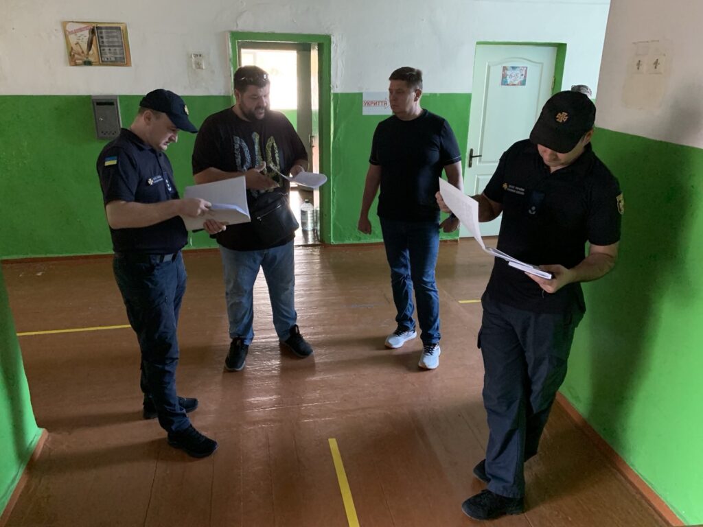 Комісія з обстеження готовності закладів освіти до нового навчального року перевіряє стан освітніх закладів в Білозерській територіальній громаді (підвальне приміщення)