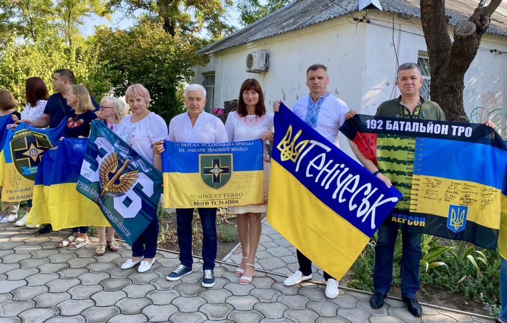 Михайло Линецький та інші громадяни Херсонщини з прапорами України