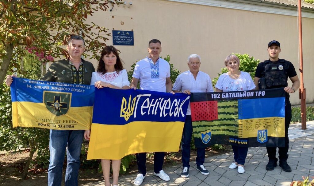 Михайло Линецький та інші громадяни Херсонщини з прапорами України