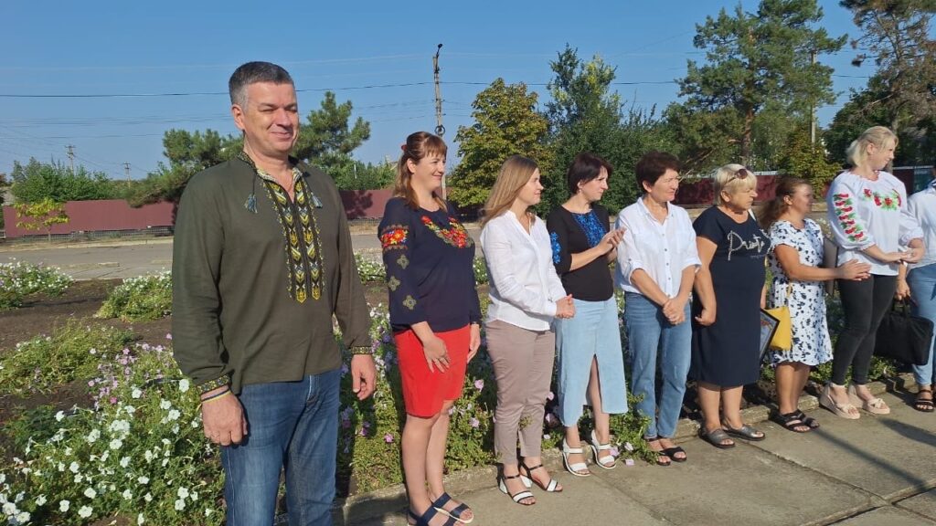 Михайло ЛИНЕЦЬКИЙ та всміхнені мешканці Херсонщини чекають урочисте підняття Прапору України