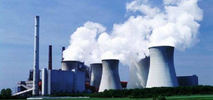 Величезні труби атомної станції, з труб іде білий дим