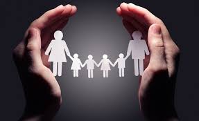 На чорному фоні - паперові фігурки мами, батька та трьох діточок, які тримають одид одного за руки