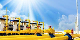 Жовті газові труби на фоні блакитного неба