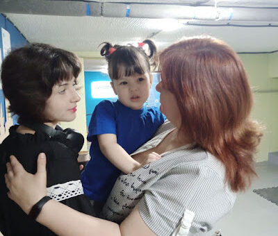 Ольга з доньками Крістіною та Ілоною у херсонському хабі