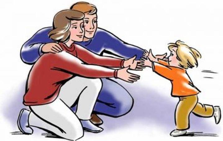 дитина біжить до батьків та всміхається