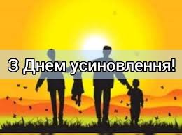 Фігури батьків з двома дітьми, усі тримаються за руки