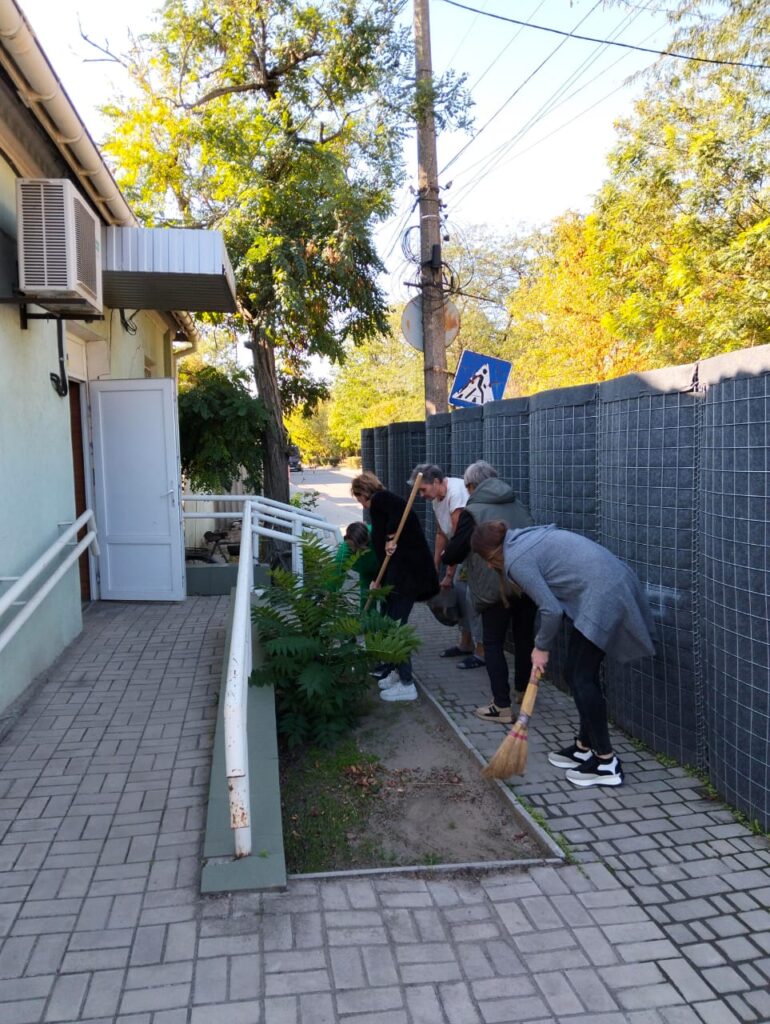 Прибирання прилеглої території управління соціальної політики Херсонської РД(В)А. смт Білозерка