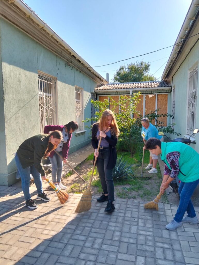 Прибирання прилеглої території управління соціальної політики Херсонської РД(В)А. смт Білозерка