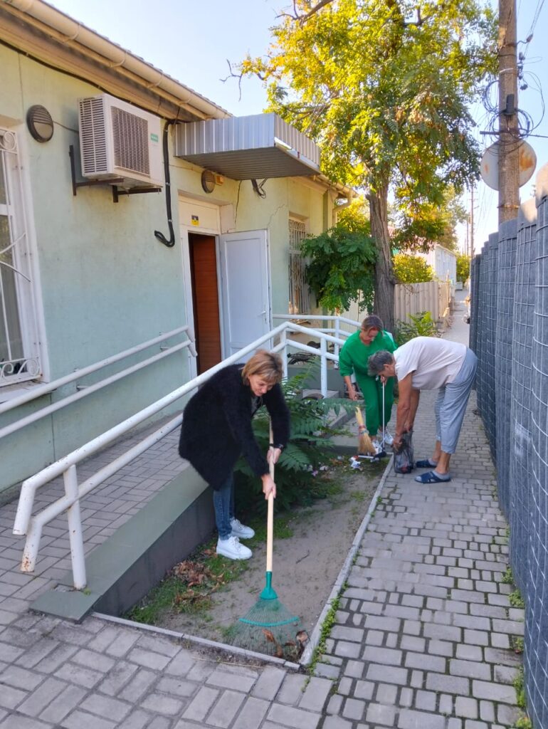 Прибирання прилеглої території управління соціальної політики Херсонської РД(В)А. смт Білозерка