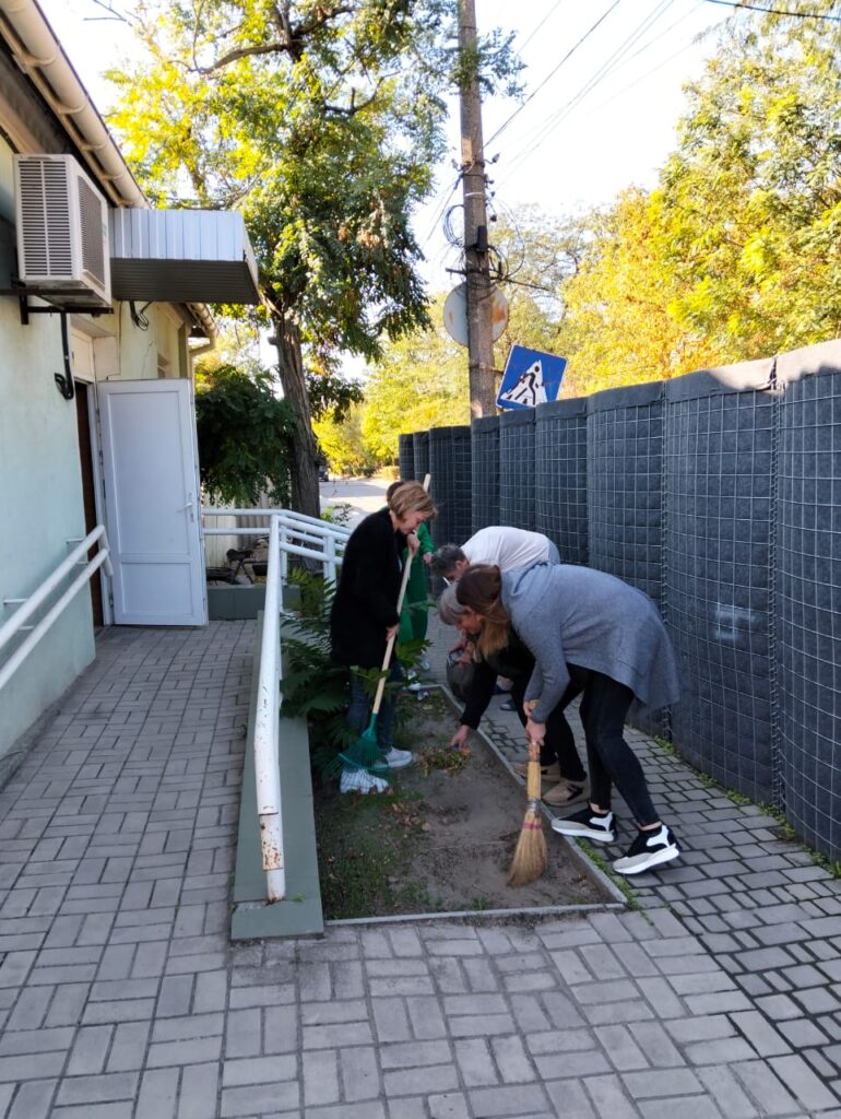 Прибирання прилеглої території управління соціальної політики Херсонської РД(В)А. смт Білозерка