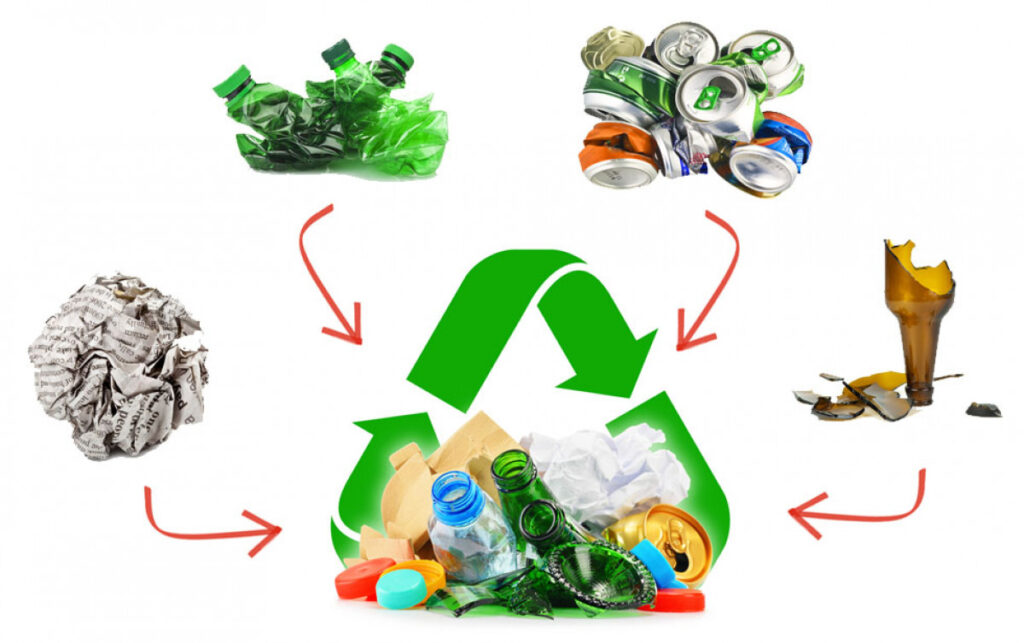 На білому фоні зображене умовне сміття: папір, пластикові та скляні пляшки, металеві банки; від них - стрілки у центр, де в зеленому знаку відновлення та переробки відходів знаходяться вже цілі папір, бляшки та залізні консервні банки