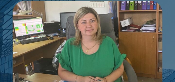 Усміхнена жіночка за столом біля комп'ютеру, Зверху напис Нова історія...