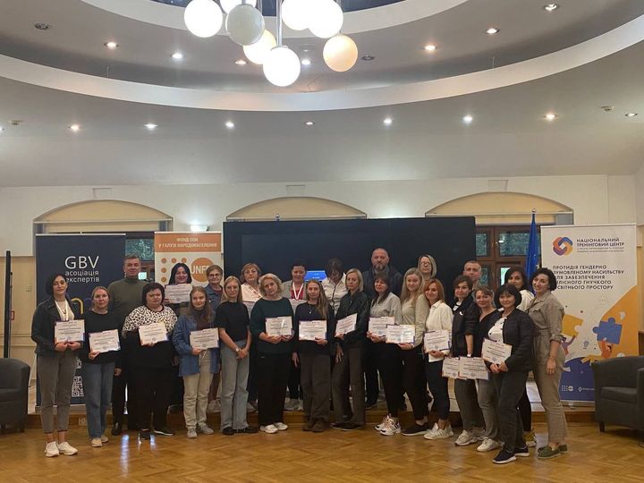 на фото: у великій залі тренери Вищої школи Руслан Горчинський та Михайло Линецький, які проводили навчання, та учасники тренінгу «Стратегічні засади розвитку міжвідомчої взаємодії у сфері запобігання та протидії домашньому насильству та/або насильству за ознакою статі»