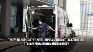 медичний працівник відкриває задні двері машини швидкої допомоги