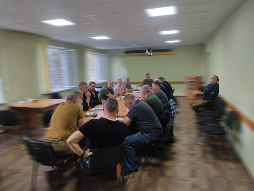 В кабінеті за довгим столом сидять начальники військових адміністрацій населених пунктів Херсонського району та керівники територіальних (районних) підрозділів Міністерств і ЦОВВ; в голові столу - начальник Херсонської районної державної (військової) адміністрації Михайло ЛИНЕЦЬКИЙ