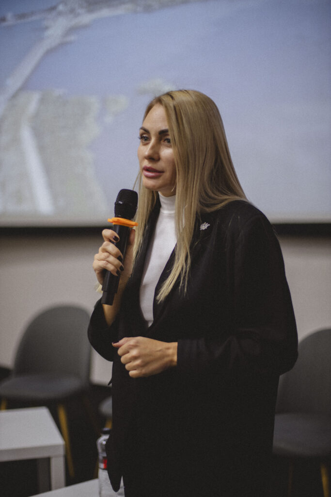 Організаторка форуму «Координаційна зустріч голів військових адміністрацій Херсонщини»