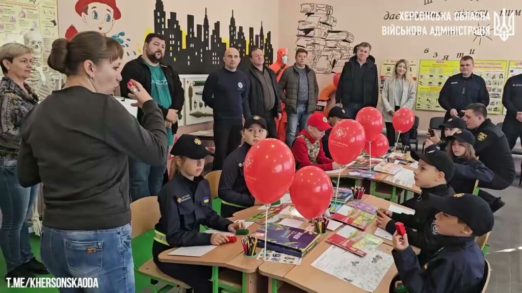 дітки та дорослі в класі безпеки