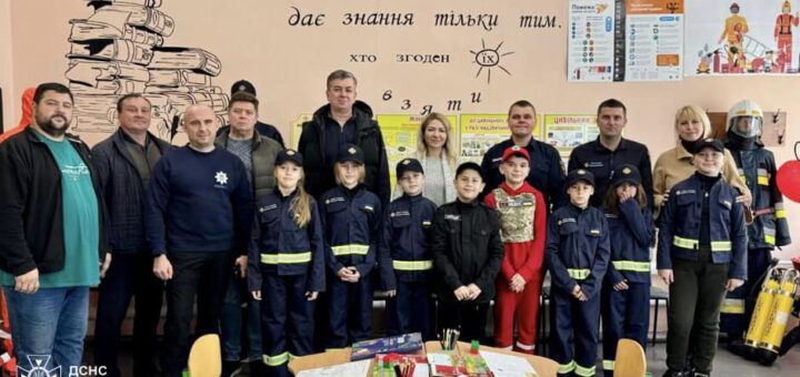 дітки та дорослі в класі безпеки