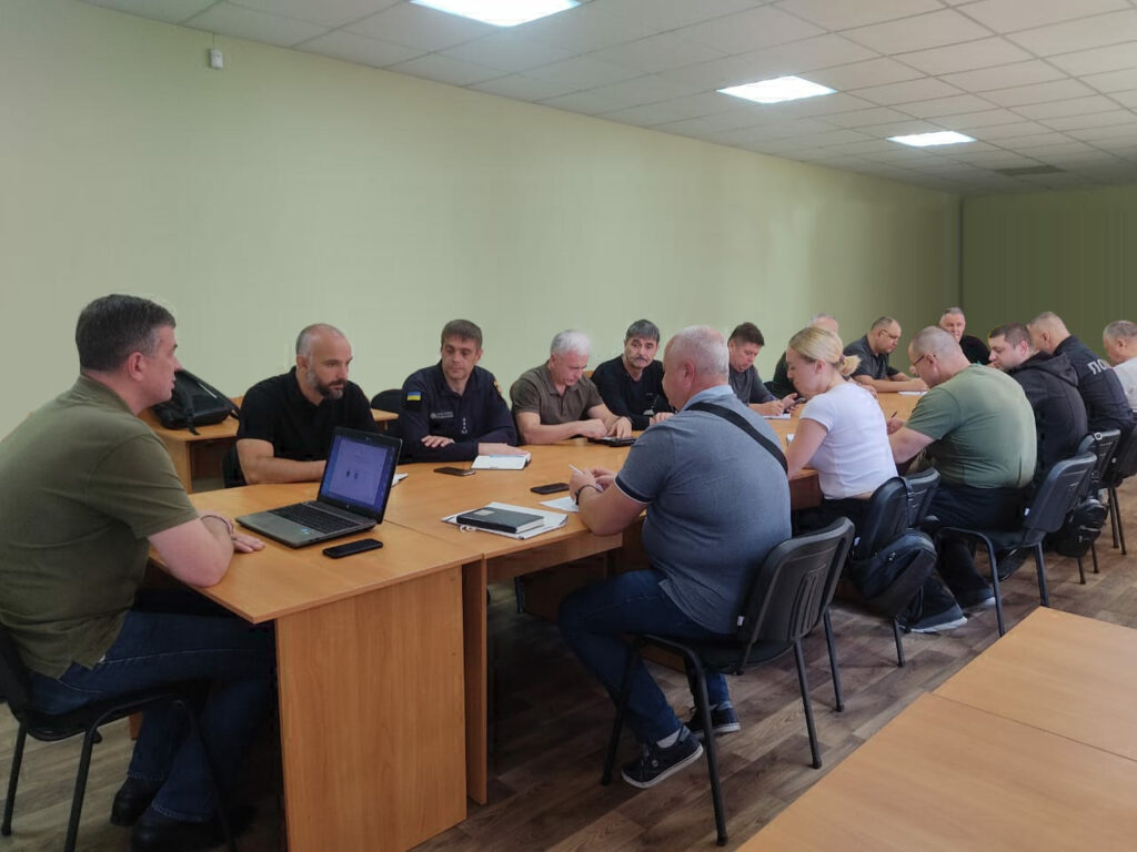 В кабінеті за довгим столом сидять начальники військових адміністрацій населених пунктів Херсонського району та керівники територіальних (районних) підрозділів Міністерств і ЦОВВ; в голові столу - начальник Херсонської районної державної (військової) адміністрації Михайло ЛИНЕЦЬКИЙ