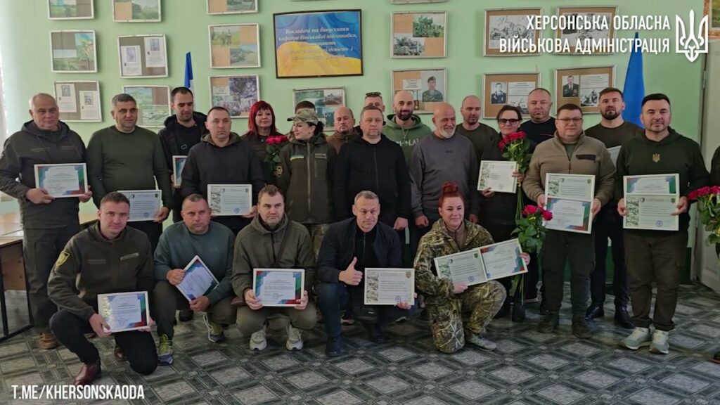 Випускники третьої групи держслужбовців та працівників органів місцевого самоврядування Херсонщини, які завершили навчання з основ військової підготовки