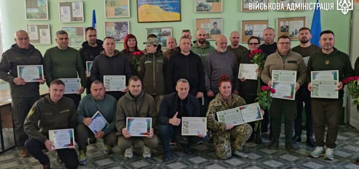 Випускники третьої групи держслужбовців та працівників органів місцевого самоврядування Херсонщини, які завершили навчання з основ військової підготовки