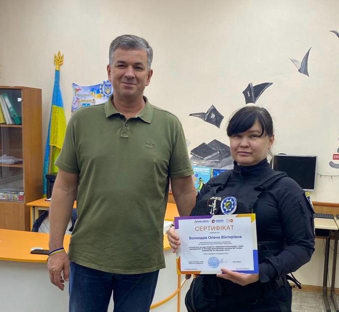 Олена Вікторівна отримала сертифікат від тренера Вищої школи публічного управління Михайла ЛИНЕЦЬКОГО.