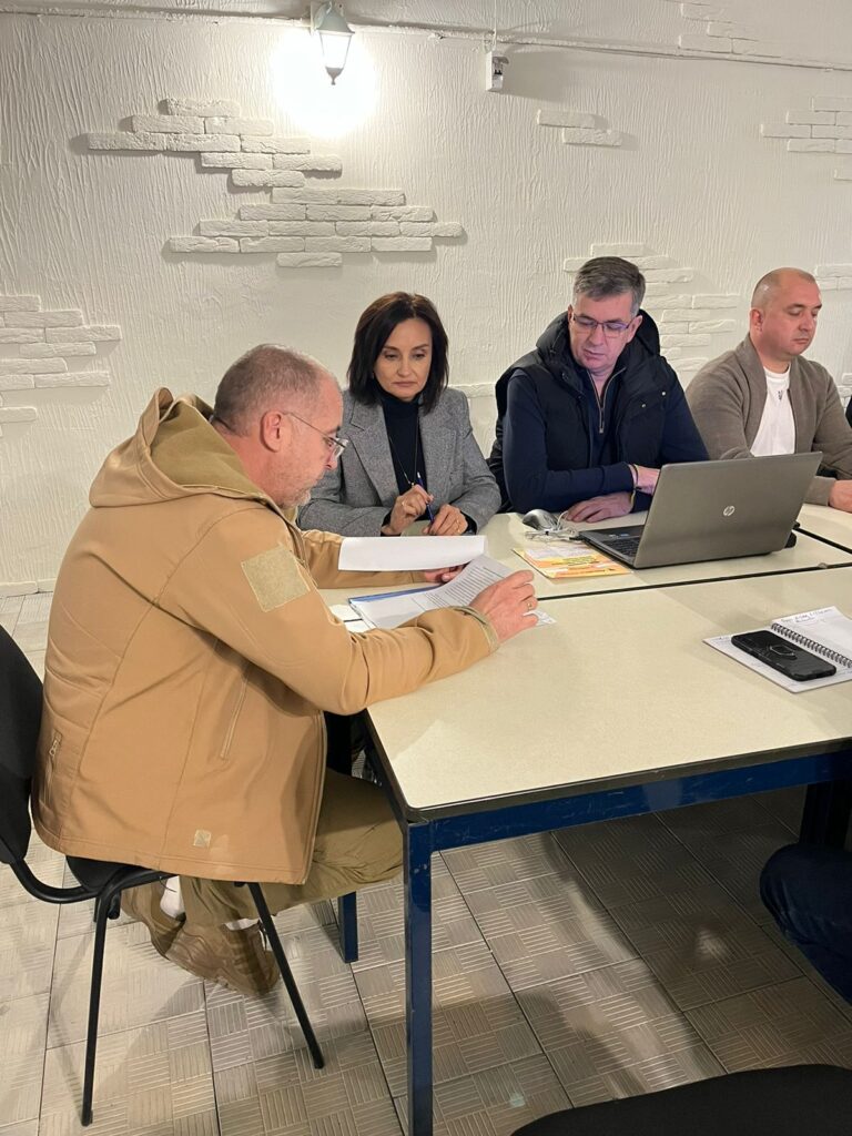 Михайло Линецький та інші учасники робочої групи "Прозорість та підзвітність" на засіданні