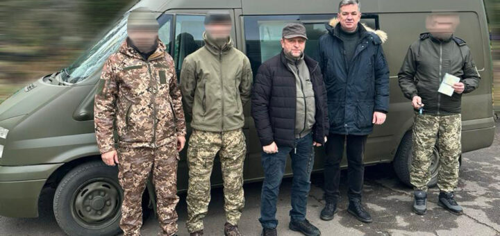 Дмитро Бутрій, Михайло Линецький та військовослужбовці поруч з евакуаційним автомобілем