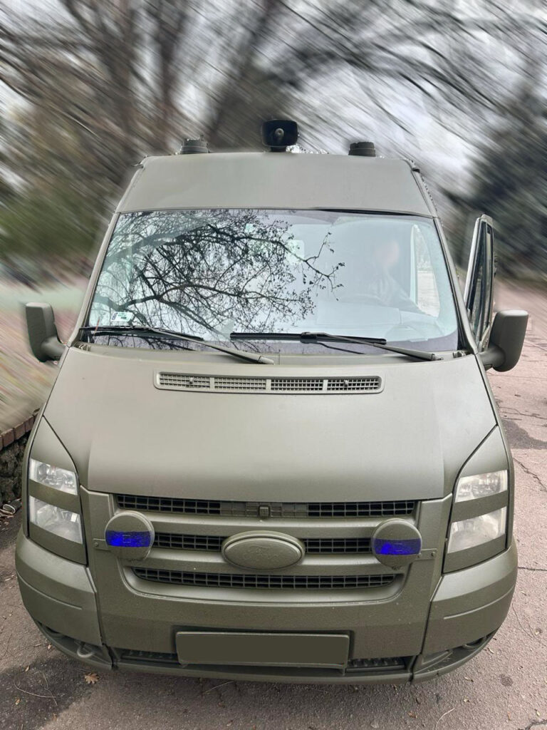 Евакуаційний автомобіль кольору хакі