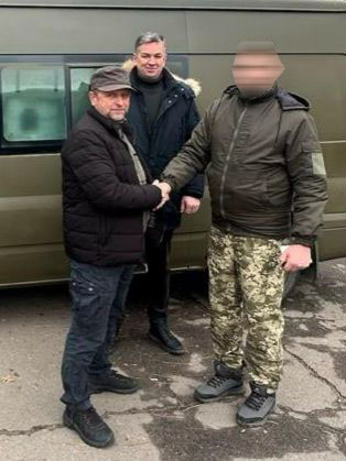 Дмитро Бутрій та Михайло Линецький та військовослужбовець поруч з евакуаційним автомобілем