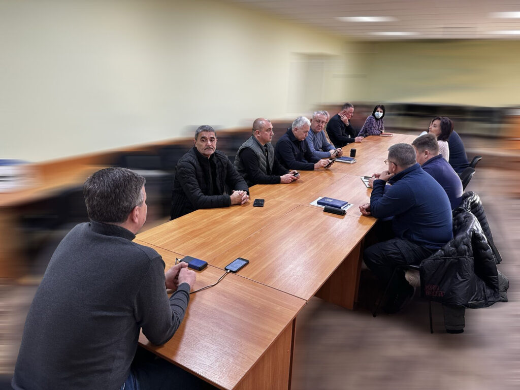 За столами сидять начальники ТГ, в голові столу - Михайло Линецький