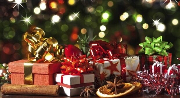 подарунки під ялинкою