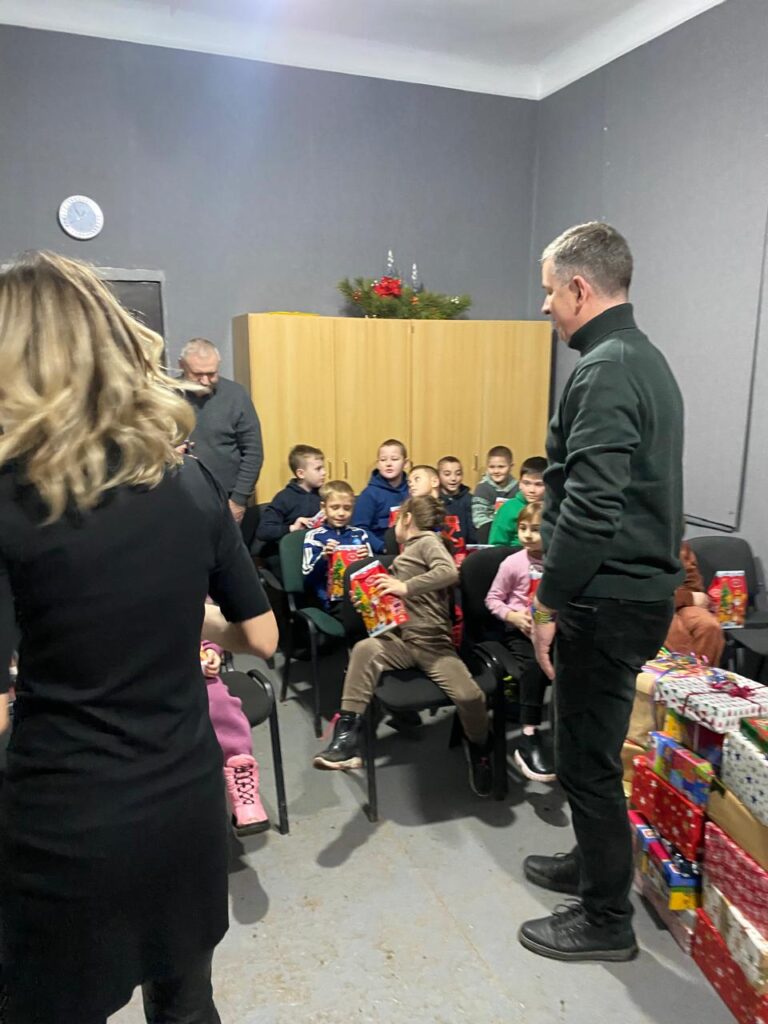 Михайло Линецький разом з дітками с.Кисилівка на святі