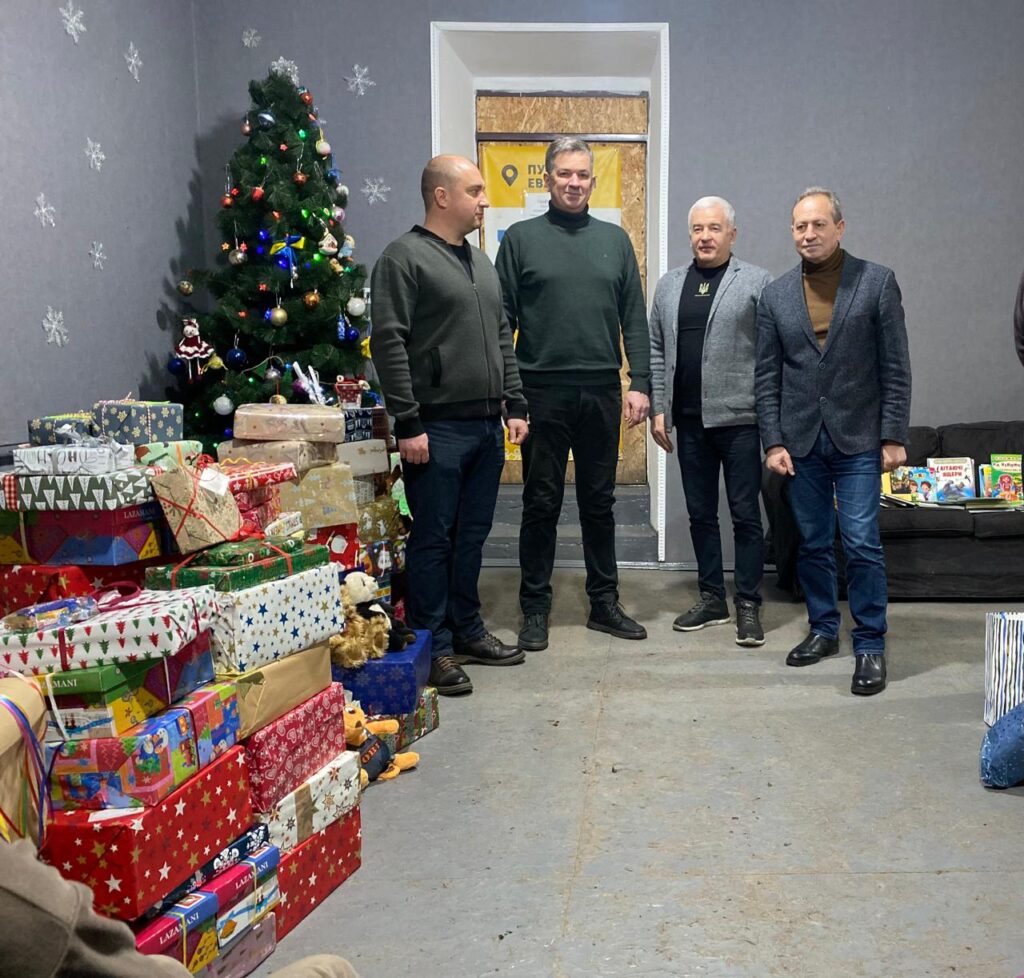 Михайло Линецький, Ігор Дудар, Микола Томенко та Віталій Москаленко у кімнаті з ялинкою та подарунками перед початком святкування