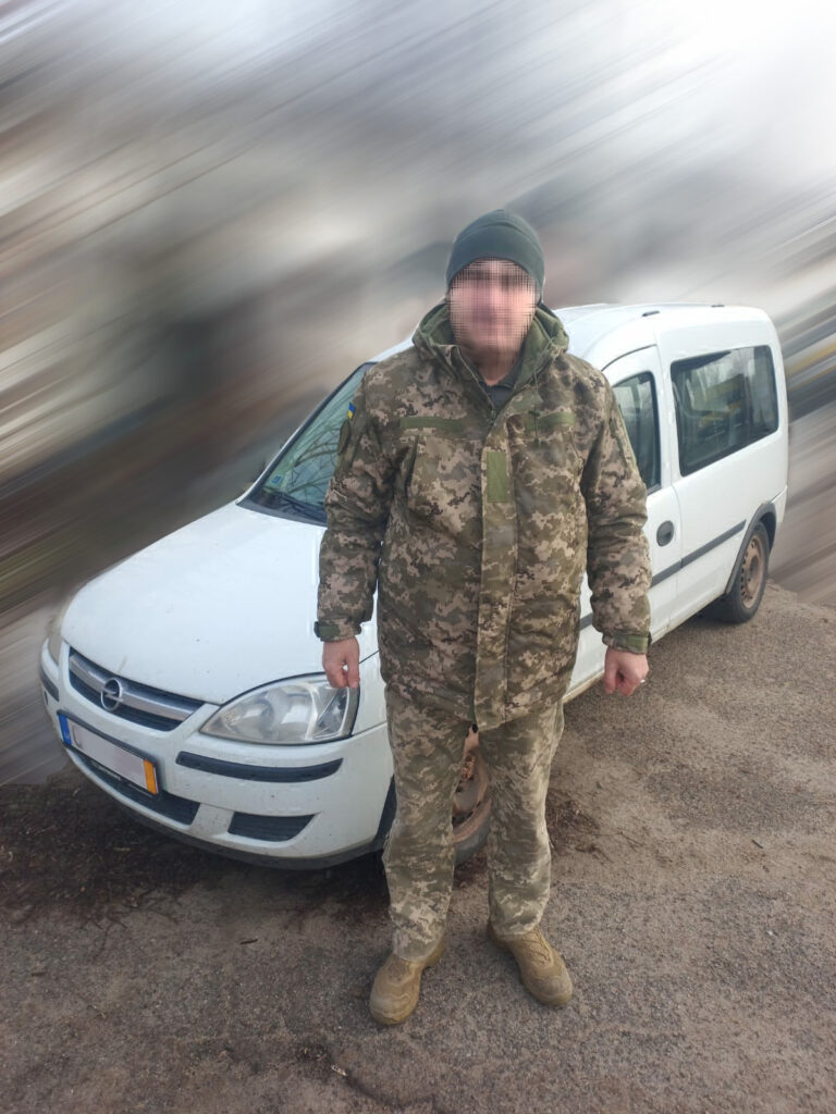 Військовий поруч з автомобілем