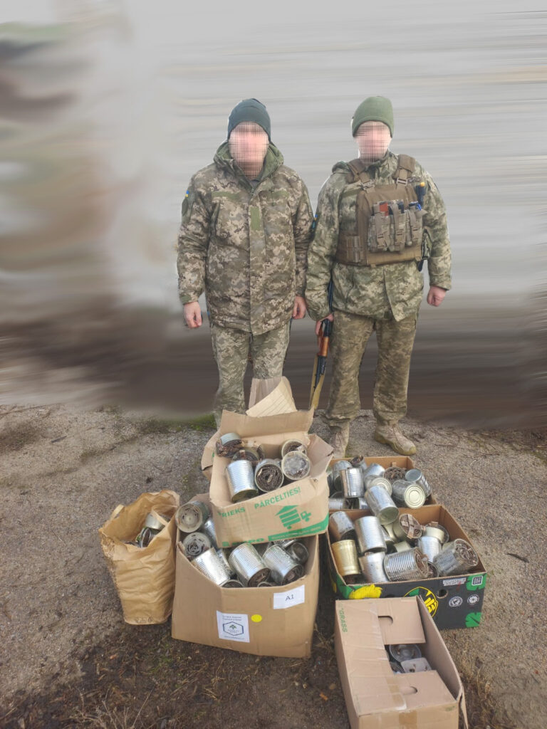 Військові поруч з ящиками з окопними свічками