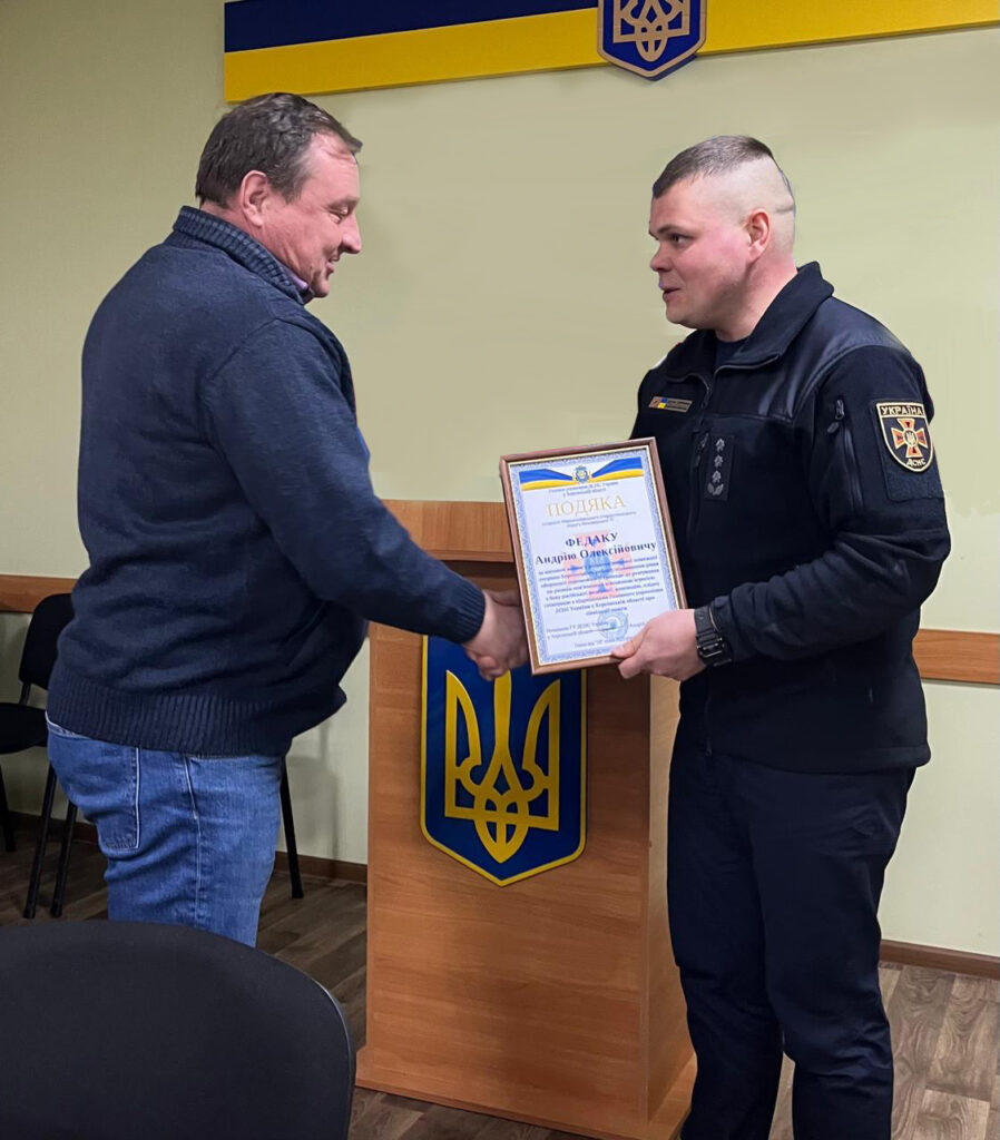 Роман Харченко вручає Подяку Андрію Федаку - старості Миролюбівського старостинського округу Білозерської СТГ