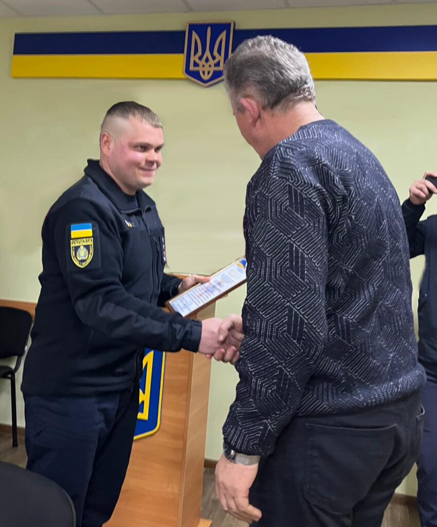 Роман Харченко вручає Подяку Ігорю Олійнику - начальнику відділу цивільного захисту та мобілізаційної роботи Чорнобаївської СТГ