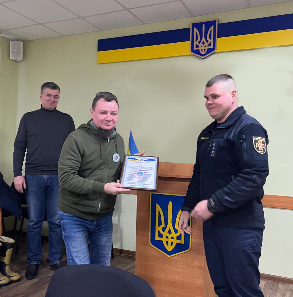 Роман Харченко вручає Подяку Олександру Волошину - головному спеціалісту розвитку території, житлово-комунального господарства, містобудування, архітектури, земельних ресурсів і цивільного захисту виконавчого органу Білозерської селищної ради