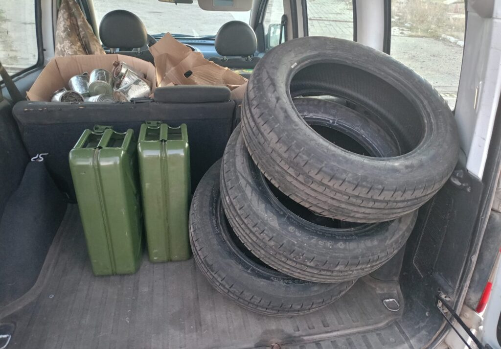 Автомобіль з завантаженими в нього окопними свічками