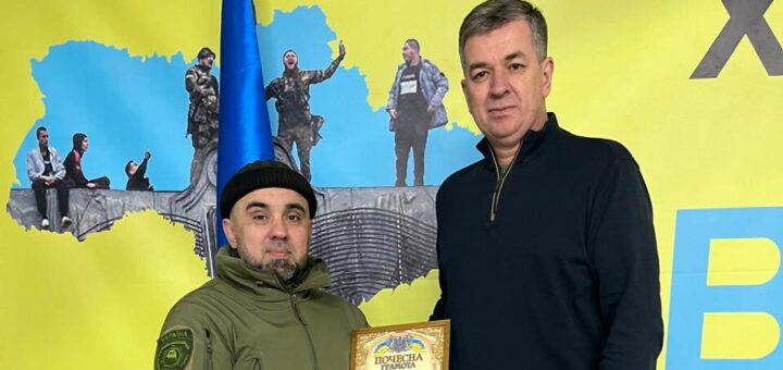 Михайло Линецький вручає почесну грамоту В'ячеславу Головко