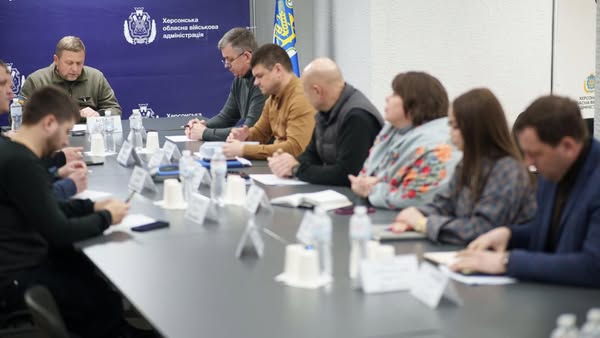 Члени обласної робочої групи "Прозорість і підзвітність" сидять за великим довгим столом