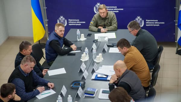 Члени обласної робочої групи "Прозорість і підзвітність" сидять за великим довгим столом, в голові столу - Дмитро Бутрій