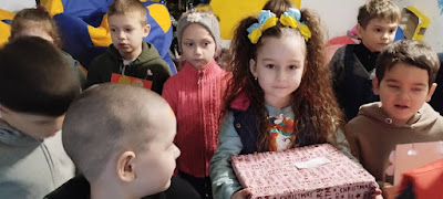 Хаби та мобільні бригади допомоги родинам з дітьми продовжили власну діяльність в січні 2025 року на волонтерських засадах. Хаби були організовані громадською організацією «Успішна жінка» у партнерстві з ЮНІСЕФ в грудні 2023 року. Навіть після закінчення першого річного етапу проекту та тимчасового припинення фінансування, фахівці хабів вирішили не залишати дітей без новорічних святкових канікул, цікавих ігрових/розвиваючих заходів, розваг та подарунків. Співчуття та бажання допомагати родинам з дітьми формують здатність цінувати кожну секунду життя в прифронтових громадах, використовувати всі можливості для забезпечення щасливого дитинства попри важкі воєнні часи. Декілька слів про волонтерство Про волонтерський рух в Україні протягом останніх 10-ти років з захопленням говорять у багатьох країнах світу, називаючи його унікальним, об’єднуючим суспільство, який потужно активізував громадян, готових взяти на себе вирішення найбільш нагальних і болючих проблем держави. Волонтер діє за покликом душі, з почуття потреби реалізувати свою громадянську позицію, Волонтерство перетворюється на рушійну силу реформування країни, на інвестицію в майбутнє, здатне на перетворення світу на кращий та організовану підтримку тих, хто цього потребує. Активності в святкові та навчальні дні січня 2025 року Чорнобаївський сільський хаб у січні працював в звичайному режимі, до постійних відвідувачів додалися нові. Фахівчині хабу працювали в групах та на індивідуальних заняттях – це психологиня, кейс-менеджерка, адміністраторка та логопед. Основна увага у січні місяці приділялася психологічному та ментальному здоров’ю як дітей, так і їхніх батьків. Команда Чорнобаївського хабу розробляє нові творчі плани з інноваційними підходами до занять з дітьми в 2025 році. Надеждівський сільський хаб, тимчасово релокований в Херсон, в січні працював три дні на тиждень, і додатково в неділю фахівці започаткували нову традицію – жіночий день для зустрічей з мамами дітей, а також дівчатками – підлітками, де вони разом можуть не лише поділитися досвідом та отримати консультації, але також і позайматися йогою. Лиманецький сільський хаб в січні працював дуже активно, «все заради дітей». У школярів почалися зимові канікули і кількість дітей – відвідувачів хабу з різних сіл Дар’ївської громади збільшилась майже до 80 дітей щоденно. Одночасно цьому хабу дуже повезло, бо саме в січні до них почали приїжджати багато різних волонтерських бригад (наприклад, ГО «Поруч», ГО «Істок», ГО «Родина понад усе!») і привозити різноманітні подарунки – смаколики для дітей, святкові вистави, дискотеки, розвиваючі креативні ігри, групи аніматорів, з якими діти гралися з великою радістю. Мобільна бригада хабу також розвозила подарунки дітям з різних сел, які не змогли самі добратися до стаціонарного хабу. Окрім партнерської волонтерської допомоги, саме в січні місцева Дар’івська сільська влада підтримала хаб власними новорічними подарунками для дітей. Кейс менеджери хабу продовжили свою активну діяльність по виявленню нагальних потреб дітей та підготовки майбутніх кейсів допомоги, психолог та логопед активізували свої заняття з дітьми як в стаціонарному хабі, так і на виїздах. Мобільна бригада Білозерської громади працювала в січні в різних селах, займаючись з дітьми та готуючи матеріали для майбутніх кейсів покращення умов життя дітей. Один день в тиждень мобільна бригада обрала для сімейного спілкування, коли збираються разом з фахівцями діти і батьки, щоб обговорити свої життєві питання. Мобільна бригада зберігає традиції роботи з родинами дітьми по всій громаді. Мобільна бригада Херсонської громади в січні працювали з дітьми через активні обстріли в стаціонарному хабі, реалізуючи різні святкові заходи. Мобільна бригада Чорнобаївської громади продовжила працювати в січні по повній програмі, усвідомлюючи, що їхня допомога родинам із дітьми потрібна як ніколи. Бригада охоплює всі населені пункти Чорнобаївської громади, забезпечуючи підтримку там, де її найбільше потребують. У кожному селі діє пункт незламності — місце, де люди знаходять не лише допомогу, а й душевний спокій. Під час зустрічей з фахівцями мобільної бригади панує атмосфера взаєморозуміння та підтримки. Одним із найпопулярніших занять з дітьми під час візитів мобільної бригади стали заняття з мандало-терапії – це унікальне поєднання творчості й психотерапії: створюючи мандали, діти та дорослі знаходять шлях до себе, позбавляються стресу й відчувають гармонію. Творчі майстер-класи, ігри та інтерактивні заняття дарують дітям радість, допомагають розвивати навички, фантазію та віру у власні сили. Фахівці мобільної бригади надихають інших і дуже радіють і самі, коли бачать вдячні посмішки дітей і дорослих. «Діти вчать нас щирості й вмінню радіти навіть дрібницям, а ми, своєю чергою, показуємо їм, що в житті завжди є місце добру. Навіть у складні часи ми віримо, що зміни на краще можливі, якщо діяти разом. Наша Чорнобаївська мобільна бригада залишається надійною опорою для громади, допомагаючи кожному, хто цього потребує. Січень 2025 року став місяцем єдності, віри й турботи. Ми впевнені, що попереду нас чекають нові досягнення, а наша спільна праця й надалі даруватиме людям надію та світло», - поділилася адміністраторка мобільної Чорнобаївської бригади Любов. Херсонський хаб "Текстильників" у січні ми працював за скороченою програмою, але всі активності для дітей збереглися у повному обсязі, а також було підсилено заохочення дітей і батьків до арт- терапії, групових сесій з мінної просвіти. Сесії з психологом завдяки новій фахівчині наповнились новими креативними методами роботи та професійної допомоги. Новацією в роботі хабу стали групові заняття з гімнастики для дітей молодшого та середнього віку з тренером з гімнастики спортивної Херсонської міської дитячо-юнацької спортивної школи. Наразі проводяться перемовини з керівництвом палацу дитячої та юнацької творчості про проведення в просторі хабу навчання гри на музичних інструментах. Так само, як і в попередні місяці роботи, до дітей в хаб приходять добрі друзі з Херсонської міської бібліотеки (філія № 5), керівник зразкового художнього колективу гуртка "Фентезі" Херсонського центру позашкільної роботи. Це надзвичайно ефективне співробітництво збагачує активності хабу додатковими можливостями для дітей: це інтелектуальні ігри, уроки з бісероплетіння, вишивати різними техніками. Незважаючи на складну безпекову ситуацію в Херсоні, безпечний простір продовжує працювати для дітей та батьків, які залишилися у місті, створюбючи для них радісну та творчу атмосферу, яка вирує в хабі. Працівники хабу у складі кейс- менеджерки, адміністраторки та психологи ні продовжують надавати свої послуги та душевну допомогу родинам з дітьми, що живуть в прифронтовому місті. Херсонський хаб «Перший Таврійський» працював у звичному режимі, проводились заходи для дітей та дорослих: це підготовка до школи, розвиваючи заняття, рухливі ігри, заняття з танців, декоративно-прикладне мистецтво. До хабу в січні завітали гості з Херсонської обласної бібліотеки для дітей ім. Дніпрової Чайки з книжковою презентацією, мобільна бригада з благодійного фонду «Вітри змін» привезла аніматора з розважальною програмою для дітей. Унікальний захід «Кава з поліцейськими» зібрав батьків, родини яких приводять дітей до хабу, на інформаційну просвітницьку зустріч з представниками херсонської поліції. Херсонський хаб «Другий Таврійський» в січні працював тричі на тиждень, але додав до цих занять ще і особливі зустрічі по суботах, коли діти-підлітки могли пограти в настільні ігри, а психолог проводив з ними заняття з усвідомлення та управління своїми емоціями. Фахівці з Херсонської обласної бібліотеки для дітей ім. Дніпрової Чайки в січні проводили цікаві книжні конкурси для дітей. Особливо активно на канікулах діти займалися арт-терапією, а саме навчалися плести браслети з патріотичною символікою. Таким чином, всі хаби та мобільні бригади допомоги родинкам з дітьми залишились в новому році в своєму повному складі, фахівці зацікавили в співпраці різних партнерів, відпрацювали місяць на волонтерських засадах, розробили плани інноваційних форм діяльності на 2025 рік.