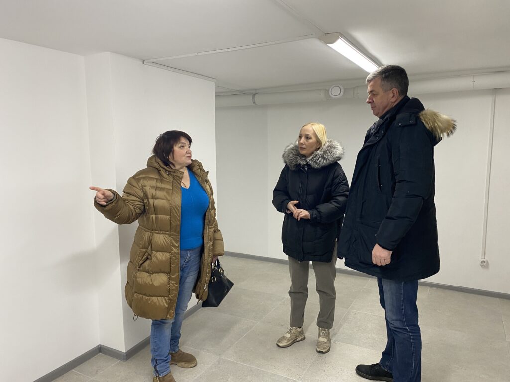 Лариса Марченко презентує присутнім приміщення, підготовлене під створення Центру життєстійкості в Херсонській міській ТГ