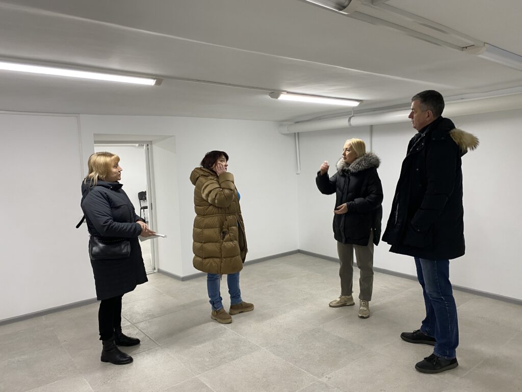 Михайло Линецький, Олена Міхєєва, Лариса Грицань та Лариса Марченко оглядають світле відремонтоване підвищення підвалу