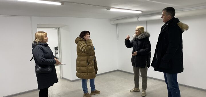 Михайло Линецький, Олена Міхєєва, Лариса Грицань та Лариса Марченко оглядають світле відремонтоване підвищення підвалу