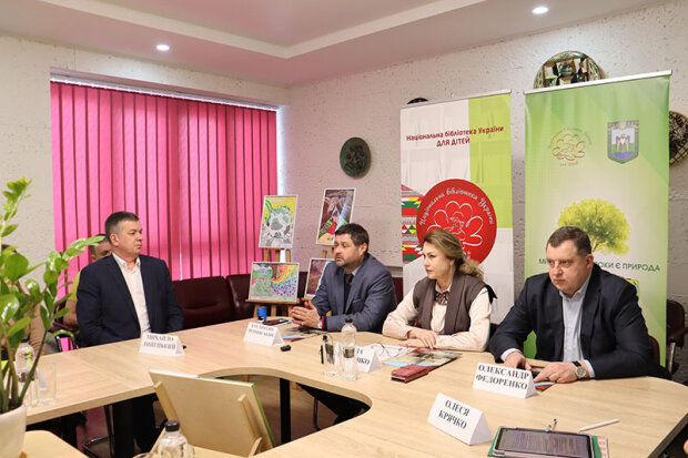 учасники пресконференції за круглим столом під час обговорення 