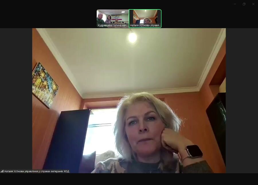 Одна з членів комісії на засіданні з приводу відбору фахівців із супроводу ветеранів та демобілізованих осіб